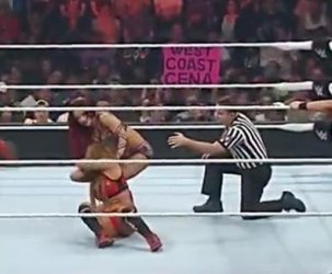 WWE：女子被扣阴直播 摔跤