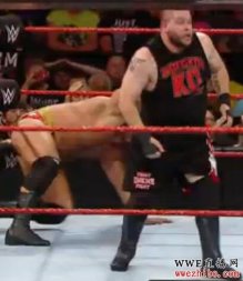 WWE美式经典摔跤 Raw 巴洛尔高空重踏卢瑟夫 罗门伦斯惨遭群殴 20